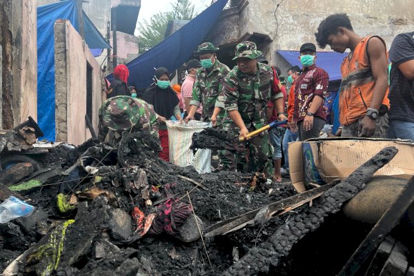 Camat Bontoala Kerja Bakti Pembersihan Pascakebakaran Gaddong Bersama TNI-Polri