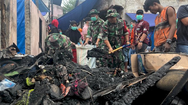 Camat Bontoala Kerja Bakti Pembersihan Pascakebakaran Gaddong Bersama TNI-Polri