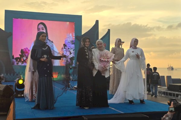 Dispar Makassar Gelar Clothing Day 2024, Gandeng World Of Chayra Tampilkan Hijab Bergambar Pinisi Hingga Rotterdam