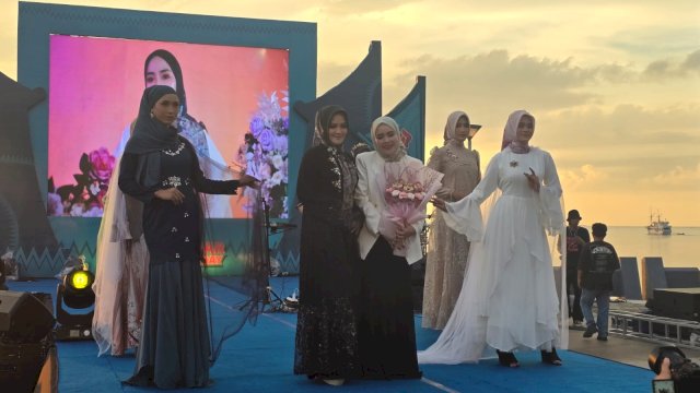 Dispar Makassar Gelar Clothing Day 2024, Gandeng World Of Chayra Tampilkan Hijab Bergambar Pinisi Hingga Rotterdam