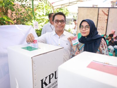 Pj Sekda Makassar Irwan Adnan dan Keluarga Gunakan Hak Pilih di TPS 003 Pisang Selatan