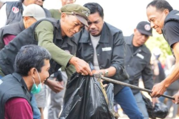 Sabtu Bersih, Firman Pagarra Pimpin Kerja Bakti di Manggala