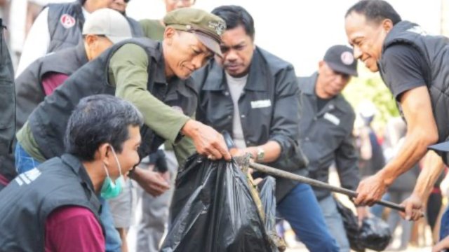 Sabtu Bersih, Firman Pagarra Pimpin Kerja Bakti di Manggala