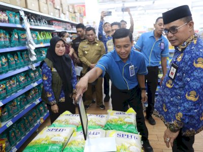 Jelang Nataru, Pj Sekda Tinjau Harga Pasar Tradisional dan Swalayan