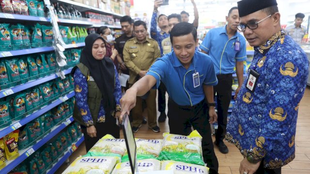 Jelang Nataru, Pj Sekda Tinjau Harga Pasar Tradisional dan Swalayan