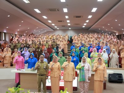 Pj Sekda Makassar Irwan Adnan Sumbang Lagu di Peringatan HUT ke-25 Dharma Wanita Persatuan