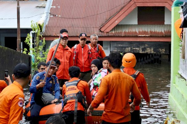 Tinjau Banjir di Manggala, Danny Pomanto Minta Dinkes Pantau Kondisi Kesehatan Korban yang Menolak Mengungsi