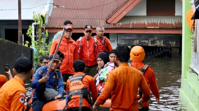 Tinjau Banjir di Manggala, Danny Pomanto Minta Dinkes Pantau Kondisi Kesehatan Korban yang Menolak Mengungsi