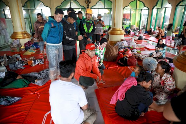Danny Pomanto Naik Perahu Karet Tinjau Banjir di Manggala, Pastikan Logistik dan Tenaga Medis Terpenuhi