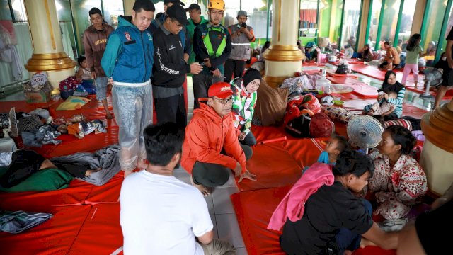 Danny Pomanto Naik Perahu Karet Tinjau Banjir di Manggala, Pastikan Logistik dan Tenaga Medis Terpenuhi