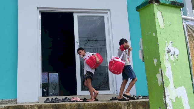 Banjir Surut, Warga Blok 8 Kelurahan Manggala Mulai Kembali ke Rumah