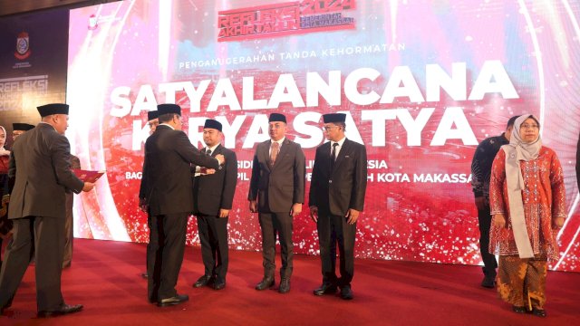 Danny Pomanto Serahkan Tanda Kehormatan Satyalancana Karya Satya Presiden RI kepada 471 PNS Berdedikasi