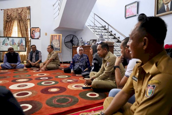 Melayat ke Rumah Duka Almarhum Alwi Hamu, Danny Beri Dukungan Moril dan Kenang Kebersamaannya