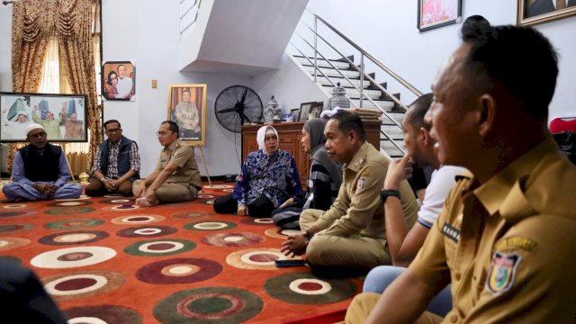 Melayat ke Rumah Duka Almarhum Alwi Hamu, Danny Beri Dukungan Moril dan Kenang Kebersamaannya