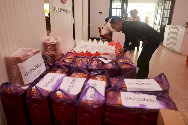 SKPD Pemkot Makassar Kumpulkan Ribuan Nasi Kotak untuk Korban Terdampak Banjir di Manggala