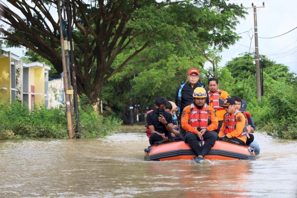 Pastikan Kesehatan dan Kebutuhan, Danny Turun Langsung Temui Korban Banjir di Manggala