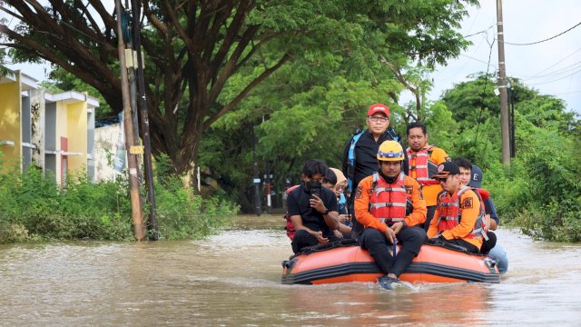 Pastikan Kesehatan dan Kebutuhan, Danny Turun Langsung Temui Korban Banjir di Manggala