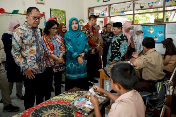 Danny Pomanto Dampingi Pj Gubernur Tinjau Pelaksanaan MBG dan Pemerikasaan Kesehatan Gratis di Empat Sekolah