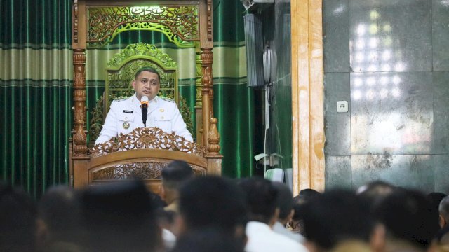 Laksanakan Salat Zuhur Perdana, Munafri Arifuddin Tekankan Kebersihan Masjid Balai Kota