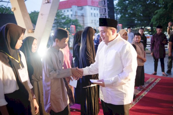 Peringati Nuzulul Quran, Wali Kota dan Wakil Wali Kota Makassar Santuni Anak Yatim