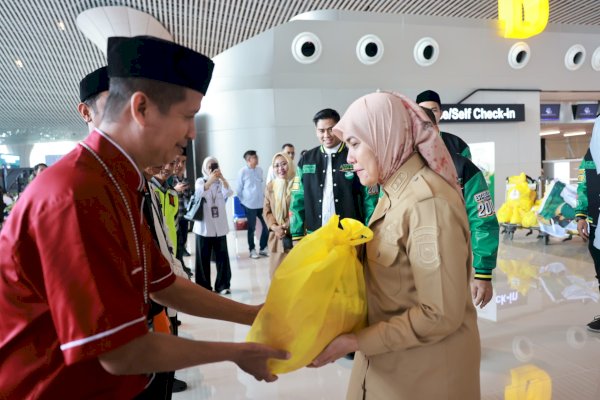 Aliyah Mustika Ilham Apresiasi Kegiatan Sosial DPD Amphuri di Bandara Sultan Hasanuddin