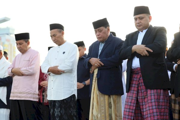 Bersama Ribuan Masyarakat, Wali Kota Makassar Tunaikan Salat Idulfitri di Lapangan Karebosi