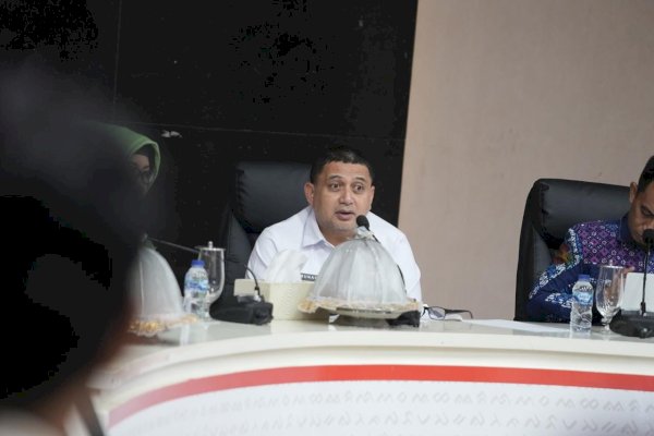 Jaga Estetika Kota, Pemkot Makassar Bakal Tindak Tegas Oknum yang Paku Hingga Pasang Reklame di Pohon
