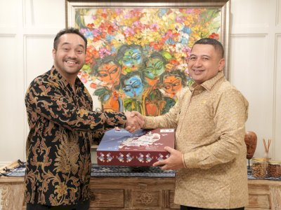 Temui Delegasi Lima Negara di Surabaya, Wali Kota Munafri Promosikan Produk UMKM Binaan Dekranasda