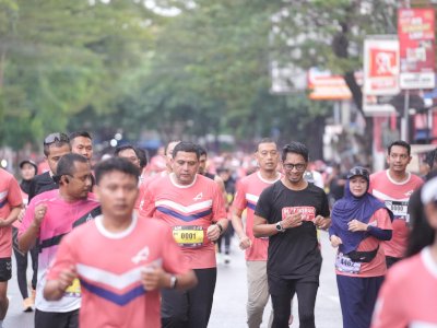 Bareng Ribuan Pelari, Munafri-Melinda Ikut Ramaikan Event MHM